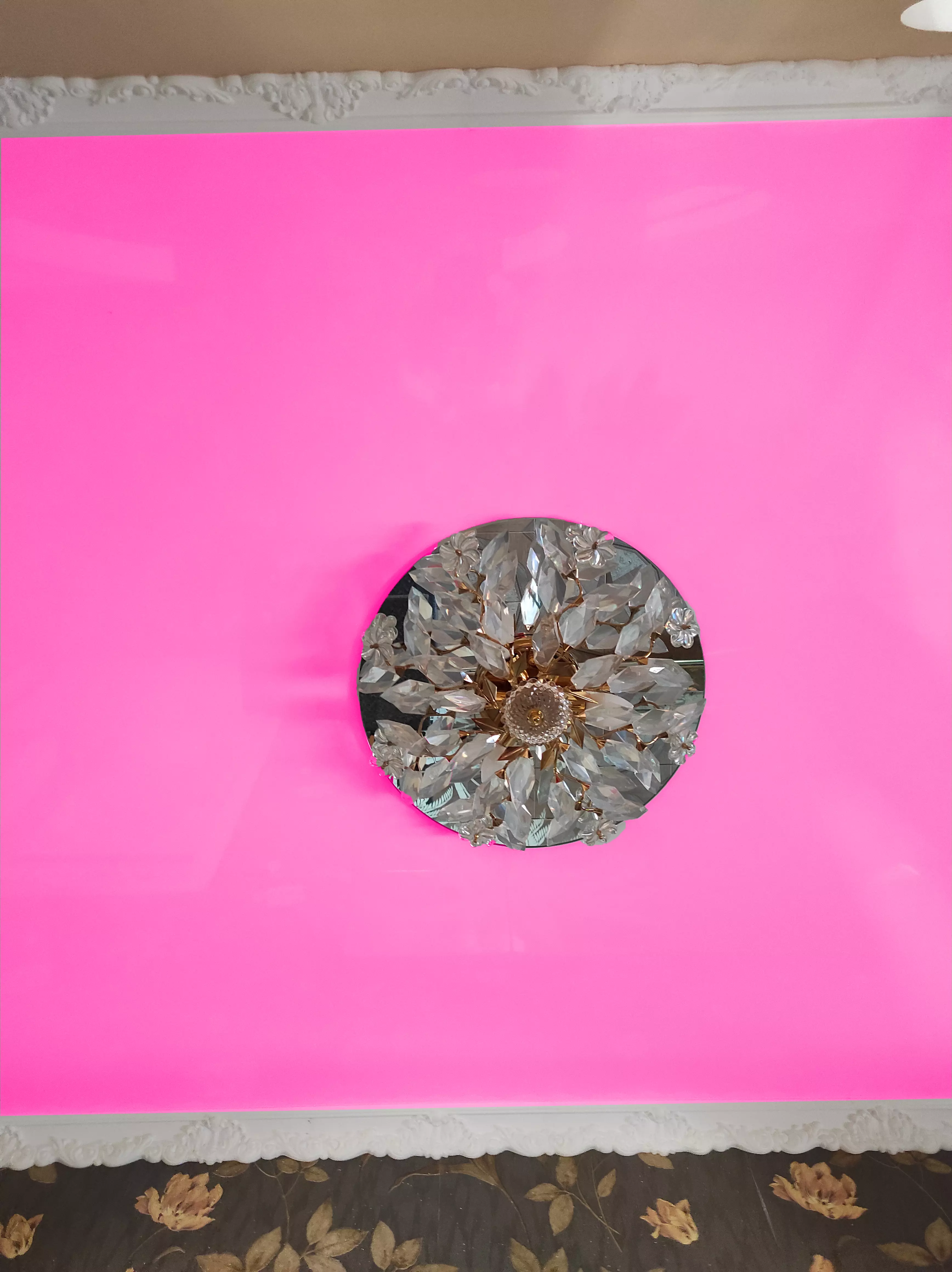 Розовый натяжной потолок