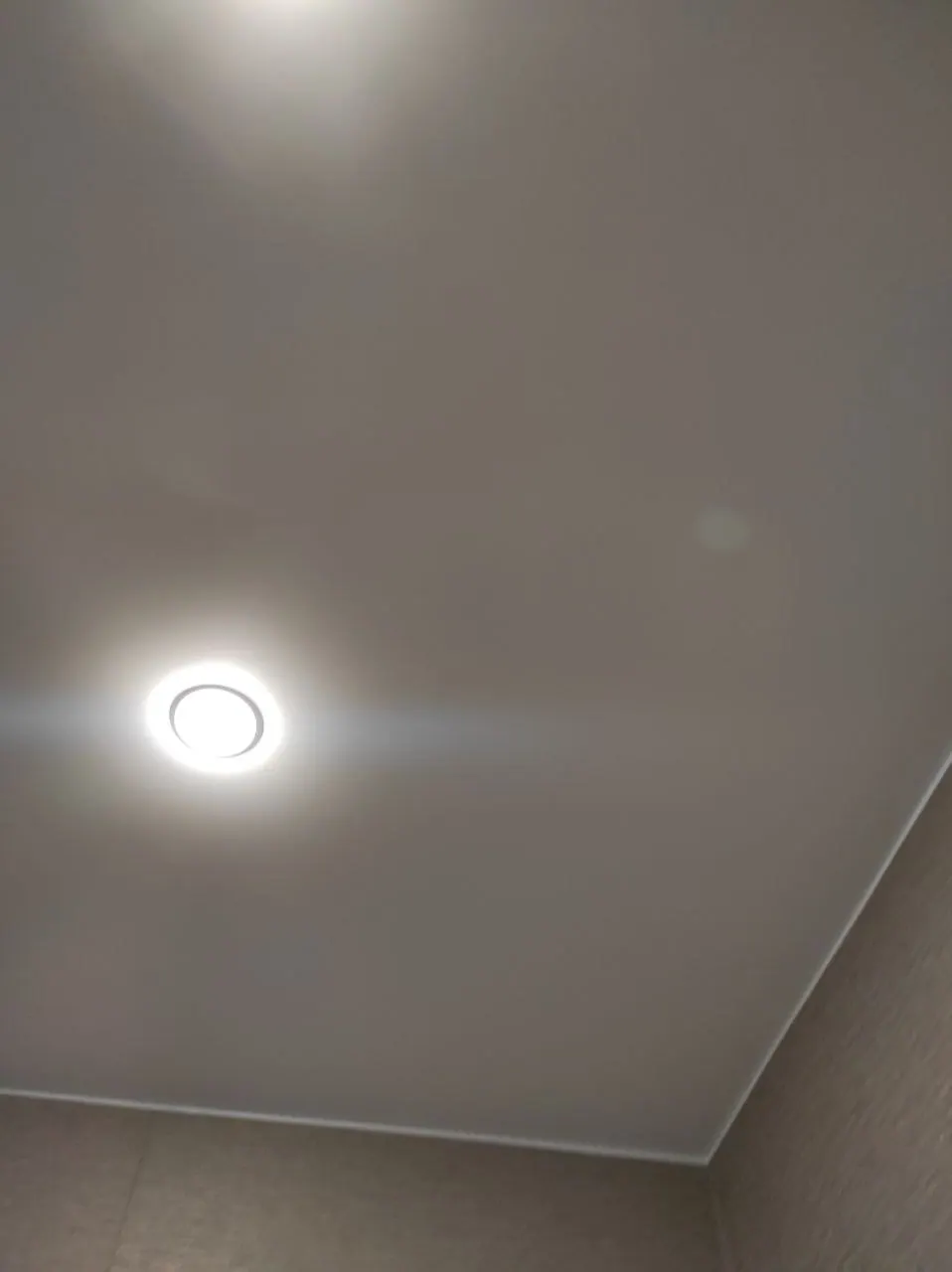 Натяжной потолок в прихожую с точечными светильниками — Тольятти, бульвар Будённого, 22Б, фото 3